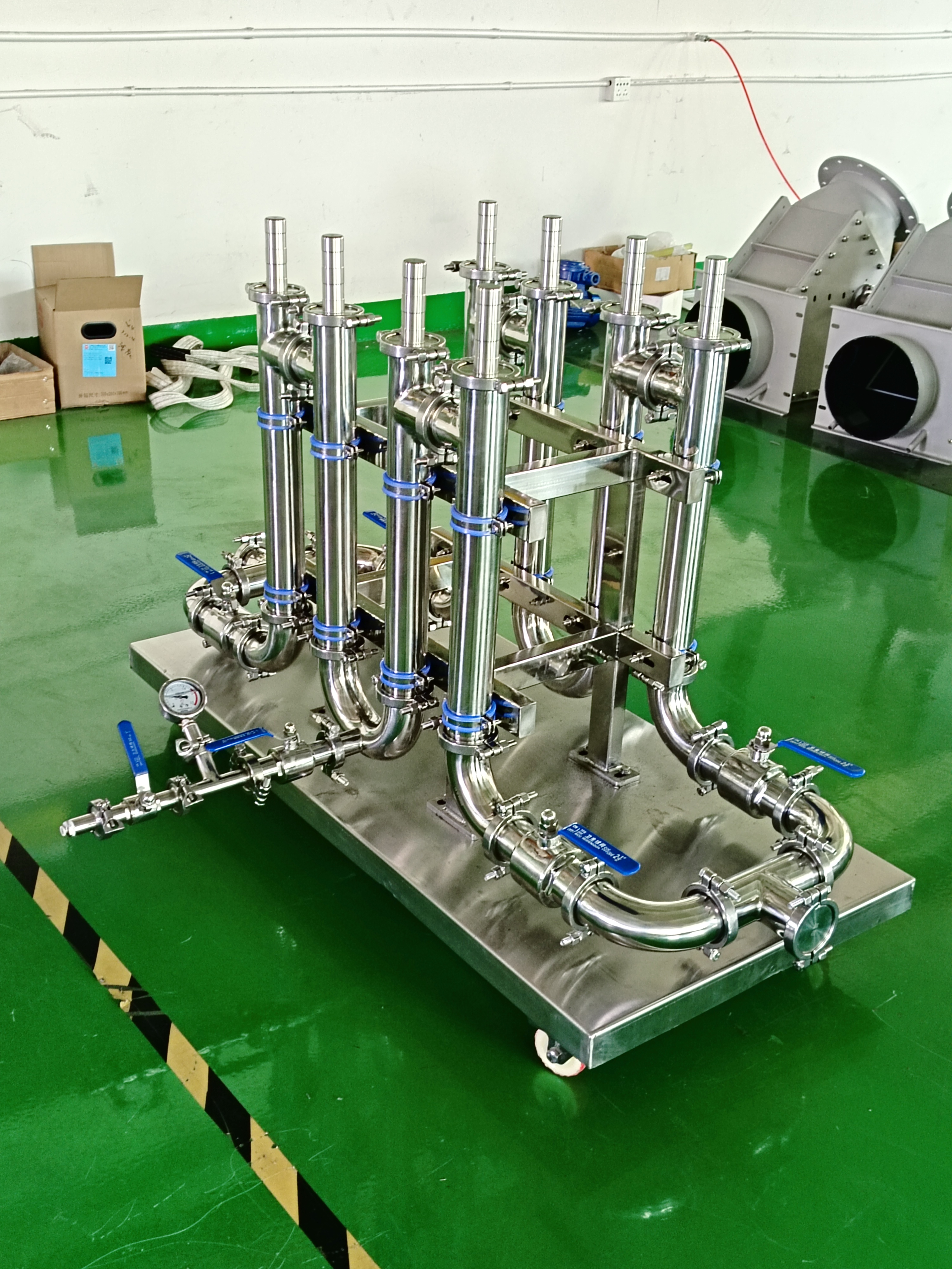 Como os carrinhos de líquidos podem remover o ferro com eficiência?